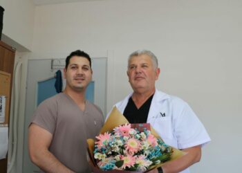 Kendisi gibi doktor olan babasına hastanede sürpriz Babalar Günü kutlaması
