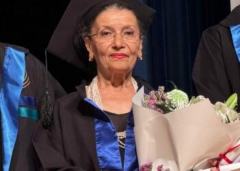 76 yaşında üniversiteden mezun olup kep attı