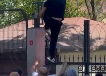 Avcılar’da sınava geç kalan öğrenci, demir parmaklıklara tırmandı