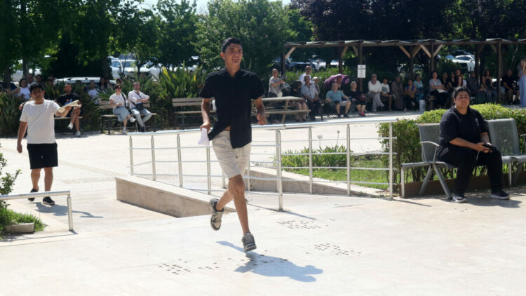 Aracını park edemeyince sınava geç kalan aday içeri alınmadı