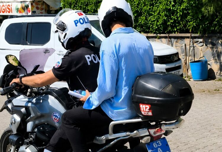 Şanlıurfa'da YKS'ye geç kalan öğrencileri polis yetiştirdi