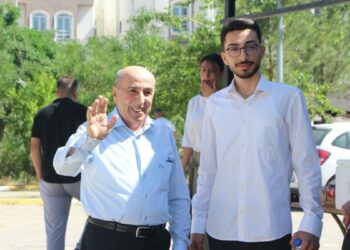 70 yaşındaki baba, 25 yaşındaki oğlu ile sınava girdi