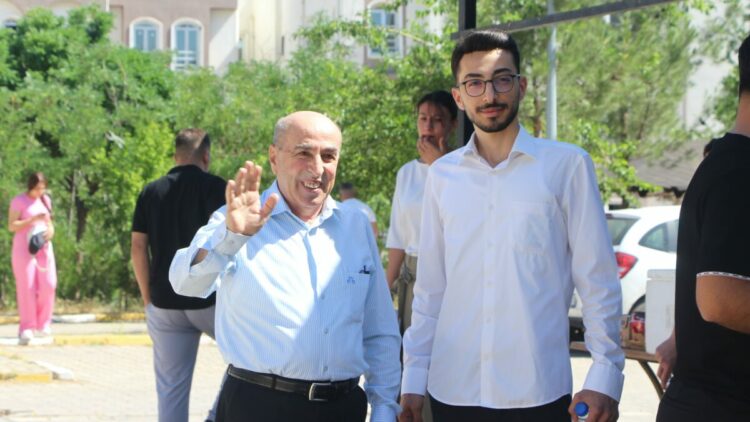 70 yaşındaki baba, 25 yaşındaki oğlu ile sınava girdi