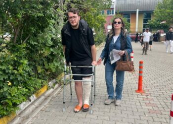 Kaza geçiren öğrenci, yürüteçle sınava geldi