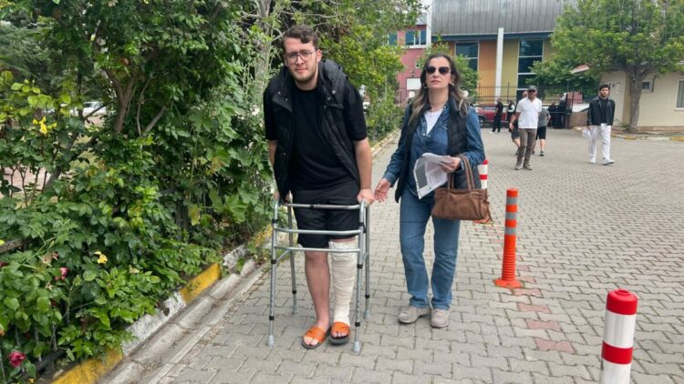 Kaza geçiren öğrenci, yürüteçle sınava geldi