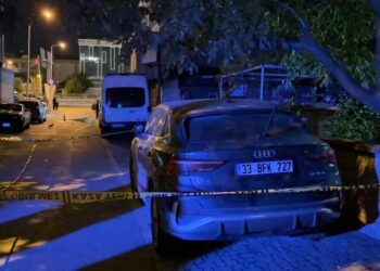 Ümraniye’de evinin önüne park edilen araçta kan izi gördü; polis harekete geçti