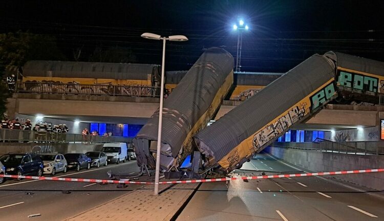 Almanya'da iki yük treni çarpıştı: 1 ölü