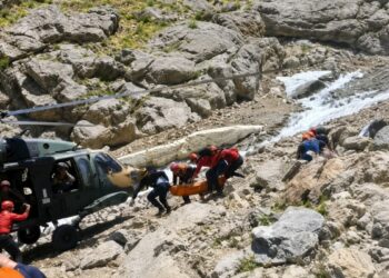 Vadide pancar toplarken düştü, askeri helikopterle hastaneye ulaştırıldı