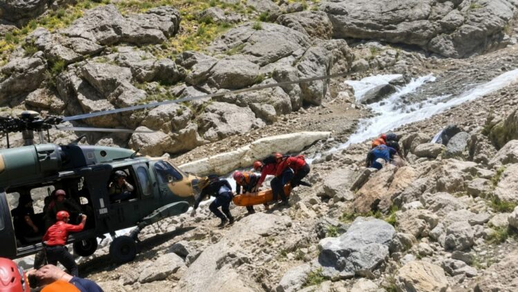 Vadide pancar toplarken düştü, askeri helikopterle hastaneye ulaştırıldı