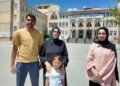 Anne, 2 çocuğuyla aynı okulda sınav heyecanını yaşadı