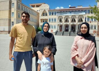 Anne, 2 çocuğuyla aynı okulda sınav heyecanını yaşadı