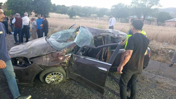 Diyarbakır'da takla atan otomobildeki anne ve oğlu öldü, 4 kişi yaralandı