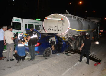Adana'da tankerle çarpışan otomobildeki baba öldü, 2 çocuğu yaralandı