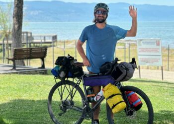 Dağda bacakları kırılan Yeni Zelandalı kayak devriyesi, tedavi sonrası bisikletle Özbekistan'a kadar pedal basıyor