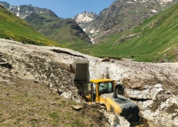 Yüksekova'da karla kaplı yollar açılıyor