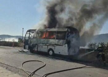 Muğla'da minibüs alev alev yandı
