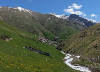 Kaçkarlar'da zirveler bembeyaz, yaylalar rengarenk
