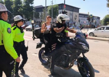 Kimliğini evde unutan adayı, motosikletli trafik polisi yetiştirdi