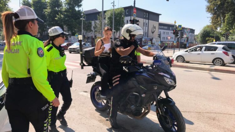 Kimliğini evde unutan adayı, motosikletli trafik polisi yetiştirdi