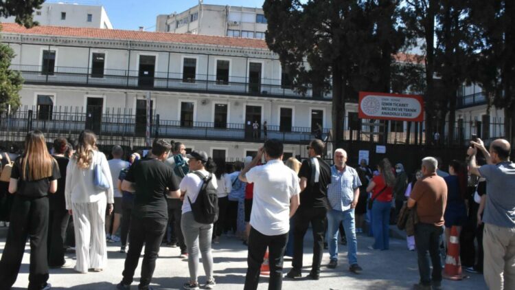 İzmir'de AYT heyecanı; veliler okul önlerinde bekleyişte