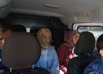 Yanlış okula gelen kardeşleri sınava polis yetiştirdi