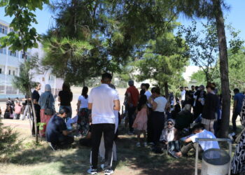 Diyarbakır’da AYT heyecanı; aileler okul önlerinde bekledi