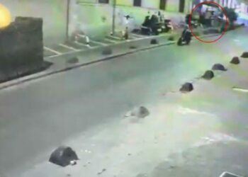 Beyoğlu’nda park halindeki motosikletlerin kasklarını şüpheli yakalandı