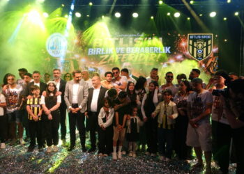 Bitlis Spor şampiyonluğu taraftarlarıyla kutladı