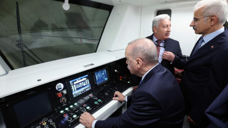 Arnavutköy metrosunu ilk gününde 10 bin kişi kullandı