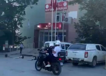 Kimliğini unutan ve yanlış okula gelen öğrencileri, motosikletli polisler sınava yetiştirdi