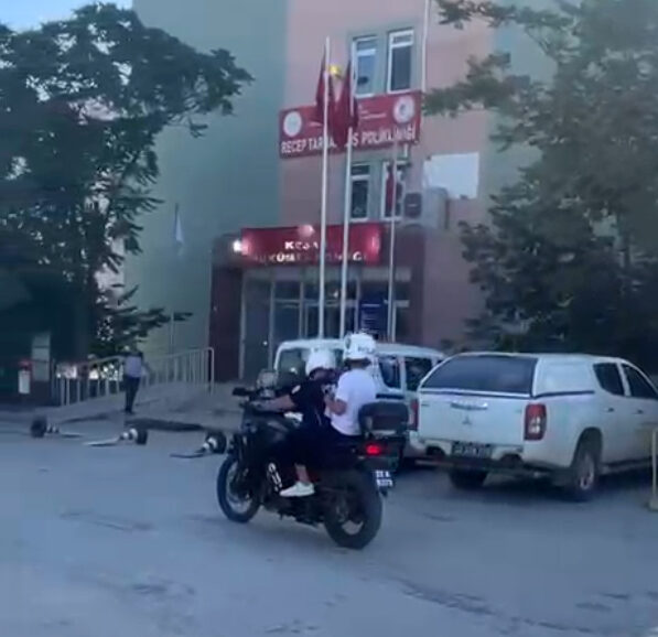 Kimliğini unutan ve yanlış okula gelen öğrencileri, motosikletli polisler sınava yetiştirdi
