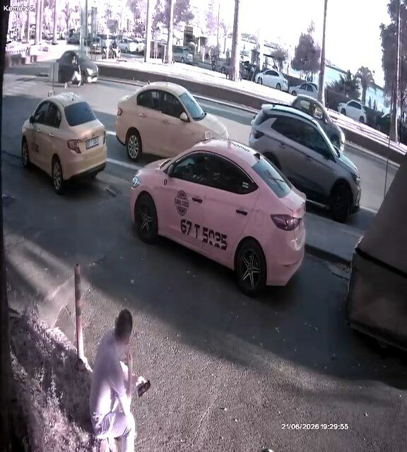 Otomobilin yayaya çarptığı kaza kamerada