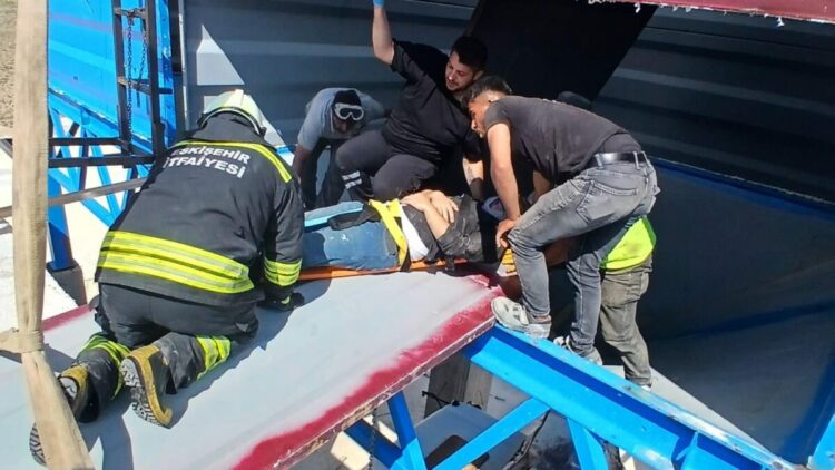 Eskişehir’de taş kırma kuyusuna düşen 2 işçi yaralandı