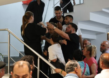 CHP İzmir İl Başkanlığı koltuğuna oturan Gümrükçü: Yakam paçam dağıldı, göğsüm ezildi