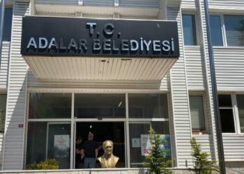 Adalar Belediyesi'ne 'rüşvet' soruşturmasında gözaltına alınan şüpheliler adliyeye sevk edildi