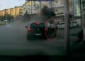 Otomobilin altında kalmaktan son anda kurtuldular