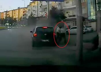 Otomobilin altında kalmaktan son anda kurtuldular