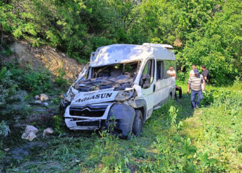 Minibüs şarampole yuvarlandı: 8 yaralı