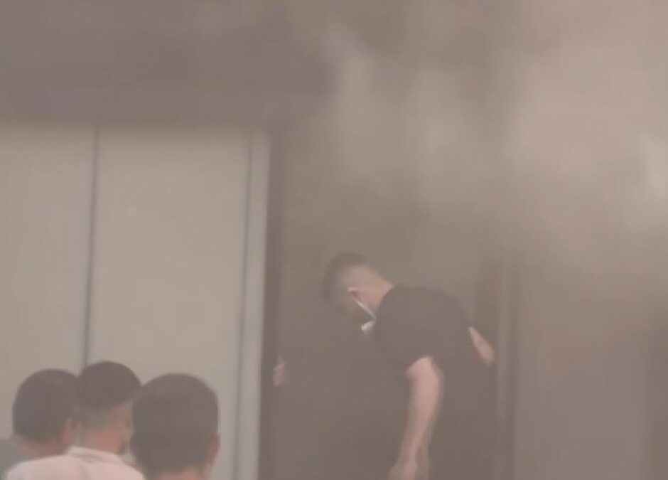 Fatih'te tekstil deposunda çıkan yangın söndürüldü; 2 kişi dumandan etkilendi