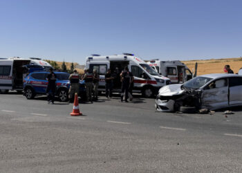 Diyarbakır'da hafif ticari araçla otomobil çarpıştı: 6 yaralı