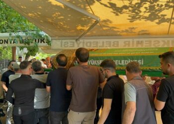 Tur midibüsünün devrildiği kazada ölenler, Konya'da toprağa verildi