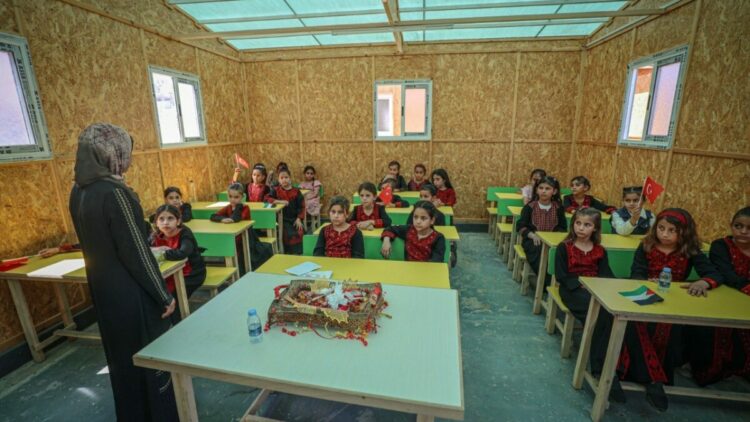 İHH Gazze’de sahra okulu açtı