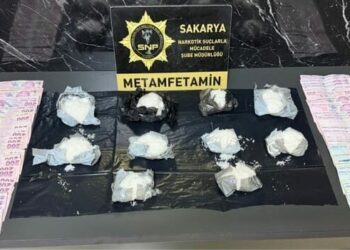 Sakarya'da 1 kilo metamfetamin ele geçirildi; 3 gözaltı