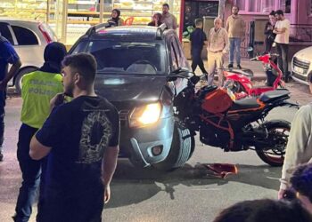 Bursa'da otomobille çarpışan motosikletin sürücüsü yaralandı