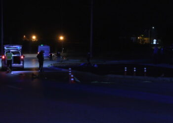 Kaldırıma çarpan motosiklet metrelerce savruldu: 1 ölü