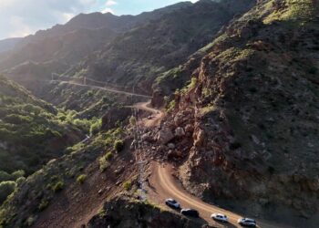İki mahalleyi bağlayan yol kapandı, mahalleli tepki gösterdi