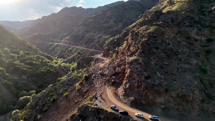 İki mahalleyi bağlayan yol kapandı, mahalleli tepki gösterdi