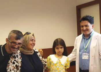 'Mucize' nakille hayata dönen 9 yaşındaki Nisanur, doğum gününü doktorları ile kutladı