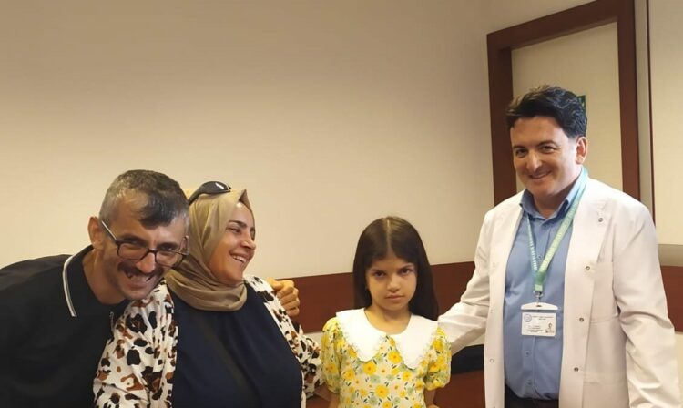 'Mucize' nakille hayata dönen 9 yaşındaki Nisanur, doğum gününü doktorları ile kutladı