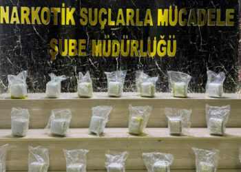 Aracın yakıt deposunda 15 kilo esrar ele geçirildi; 3 tutuklama